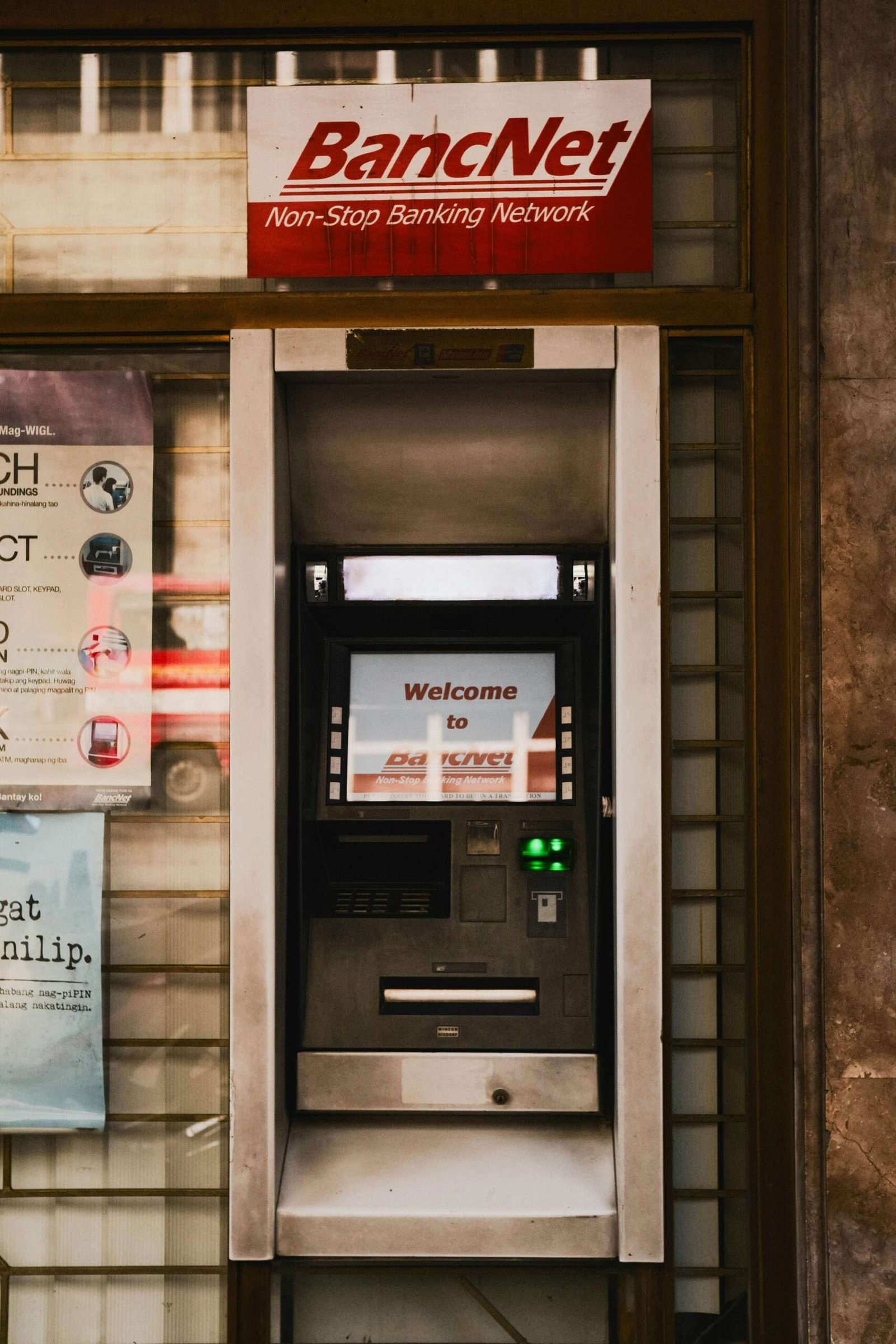 an atm machine sitting outside of a bank